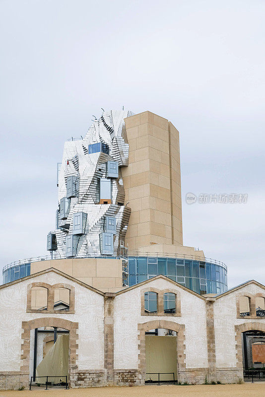 建筑师Frank Gehry为Luma Arles文化中心设计的反射铝面板扭曲塔。当代建筑。